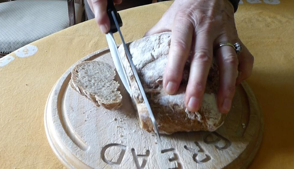 990 - BaouRouge Precision Slicing Knife with bread