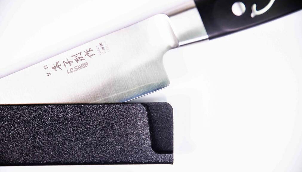 How sharp is our knife? Determine it with a kitchen scale and